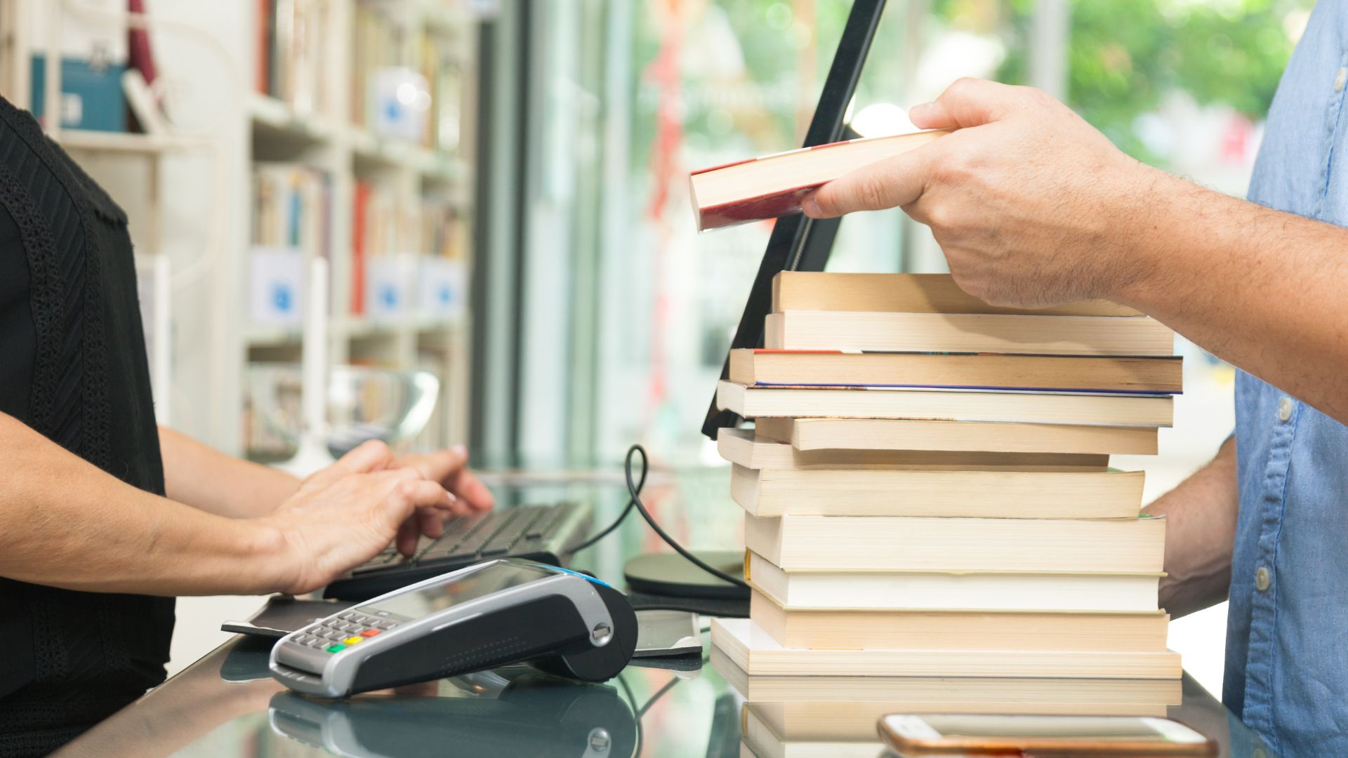 La adicción de comprar libros: ¿Por qué acumulamos más de los que leemos?