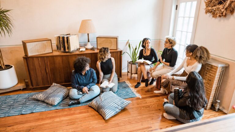 ¿Qué es un club de lectura? Todo lo que necesitas saber