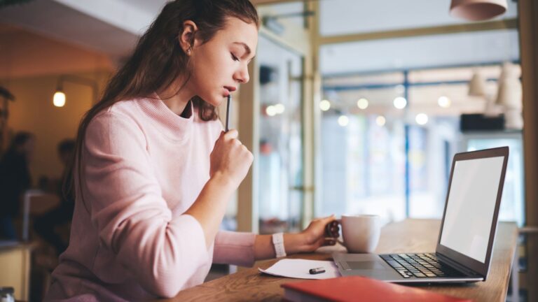El valor de los ensayos literarios: Por qué leer reflexiones y críticas